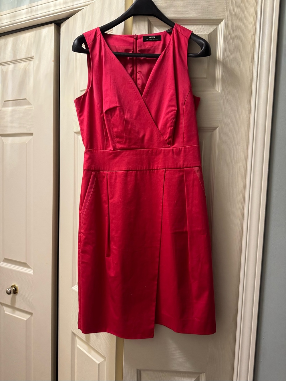 Mexx Sleeveless Fuchsia-Red V-Neck Sheath Dress